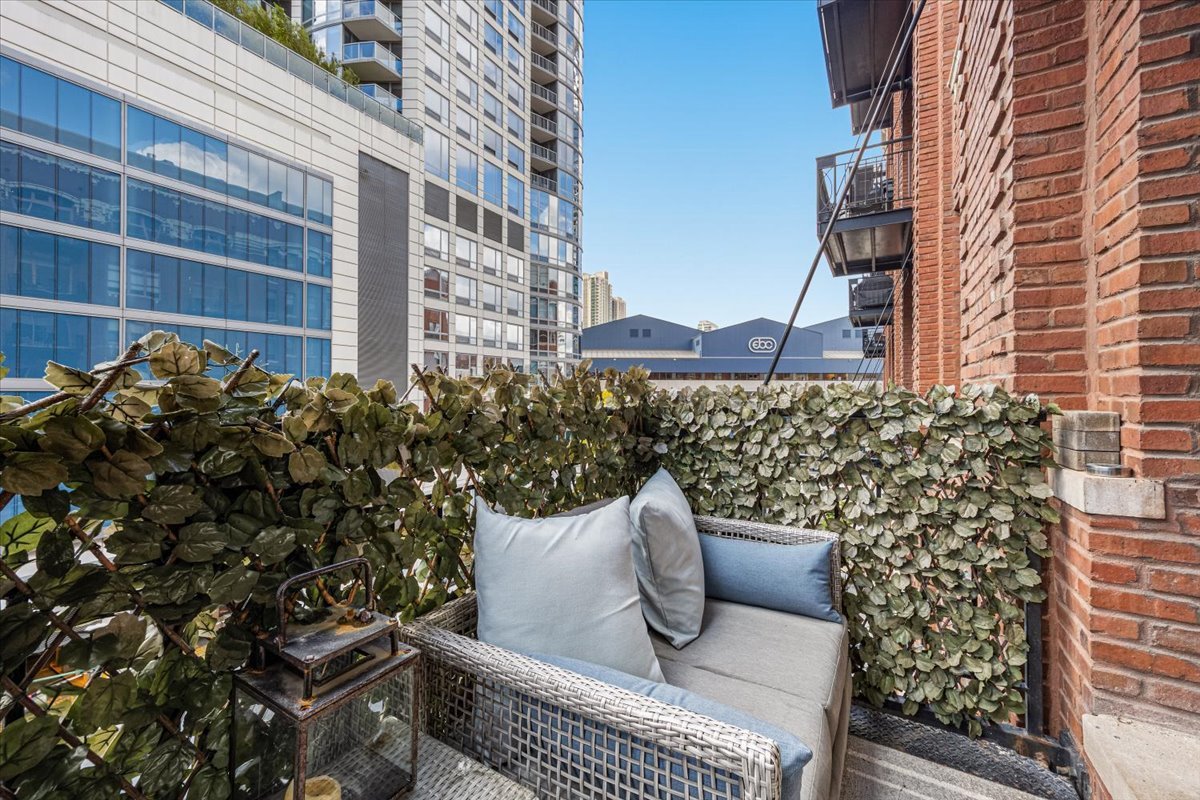 360 W Illinois Street Unit: 313