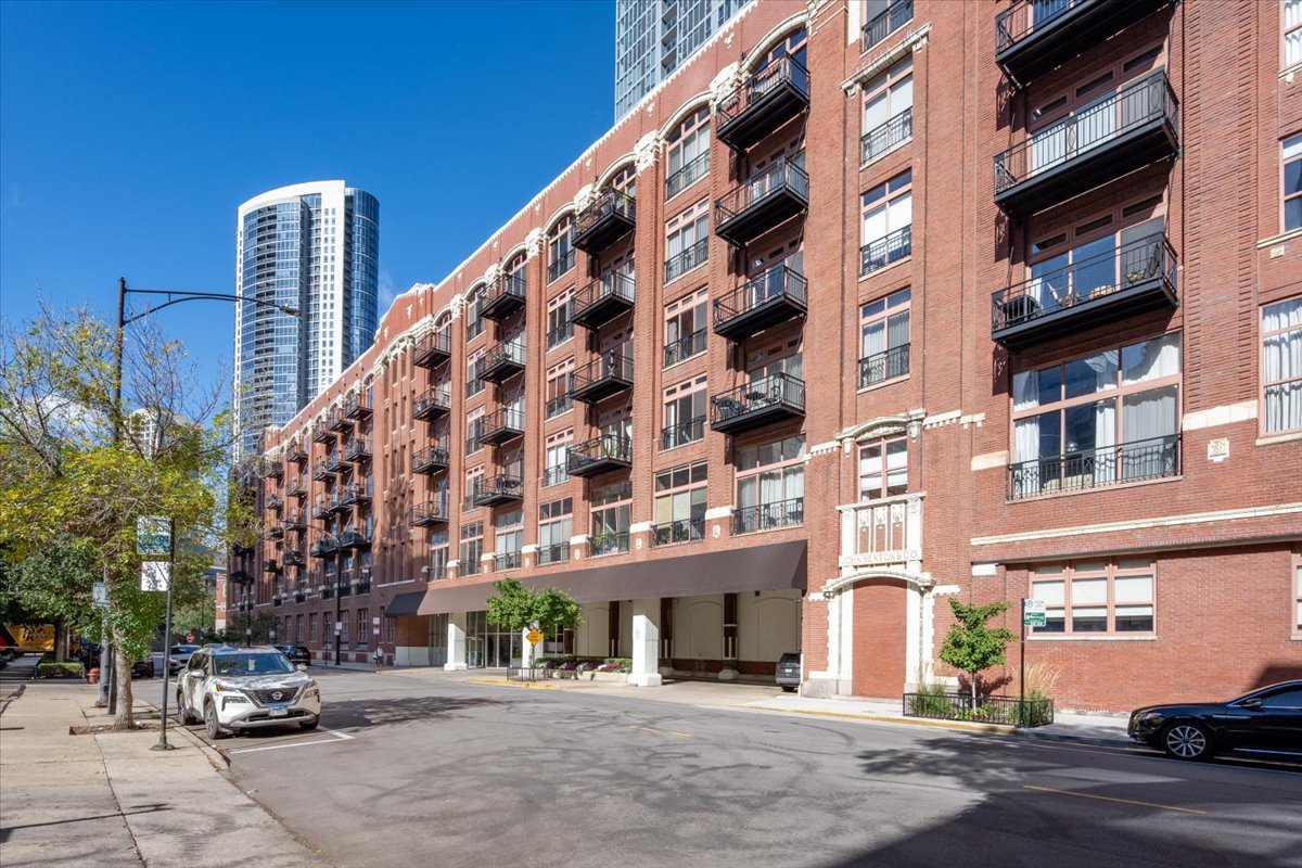 360 W Illinois Street Unit: 313