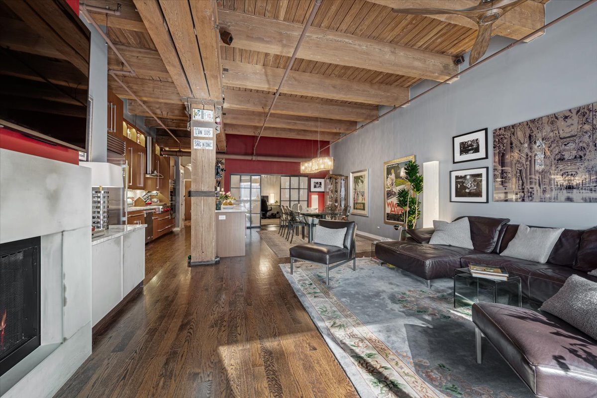 360 W Illinois Street Unit: 313