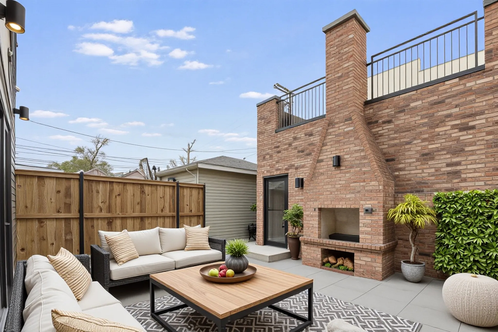 518 N Oakley Boulevard