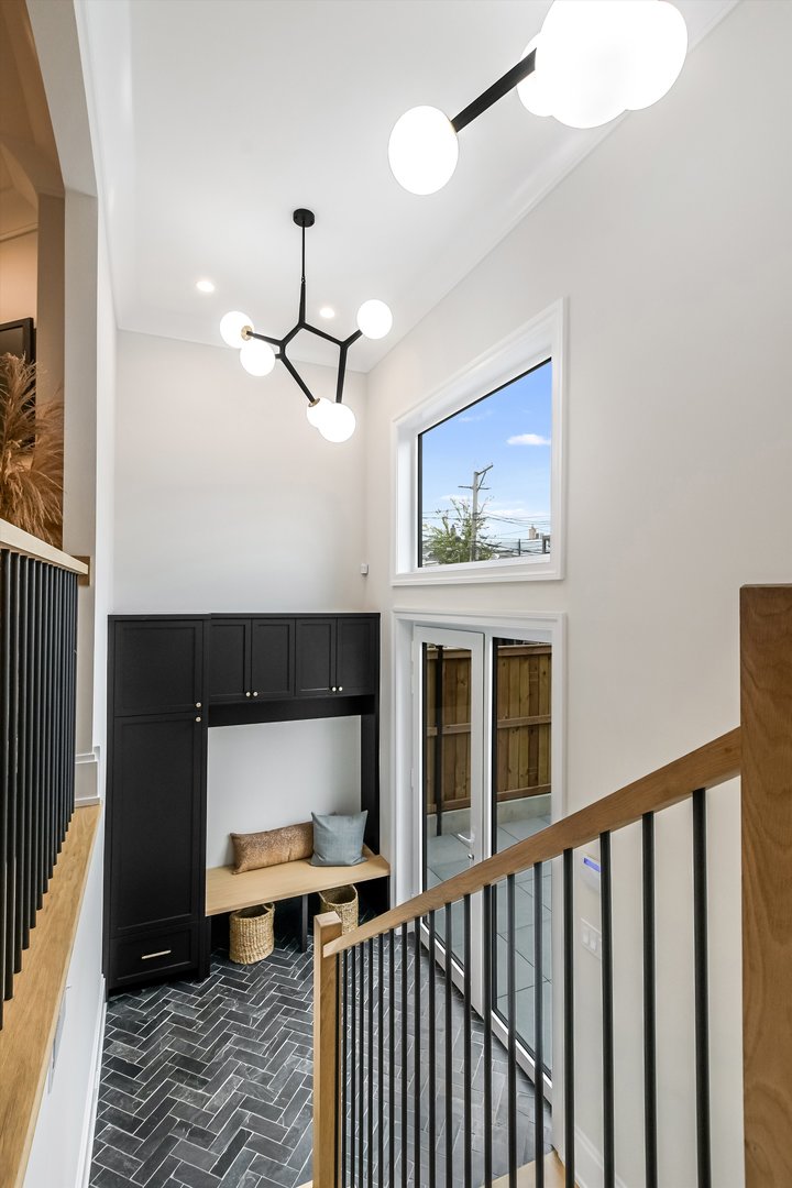 518 N Oakley Boulevard