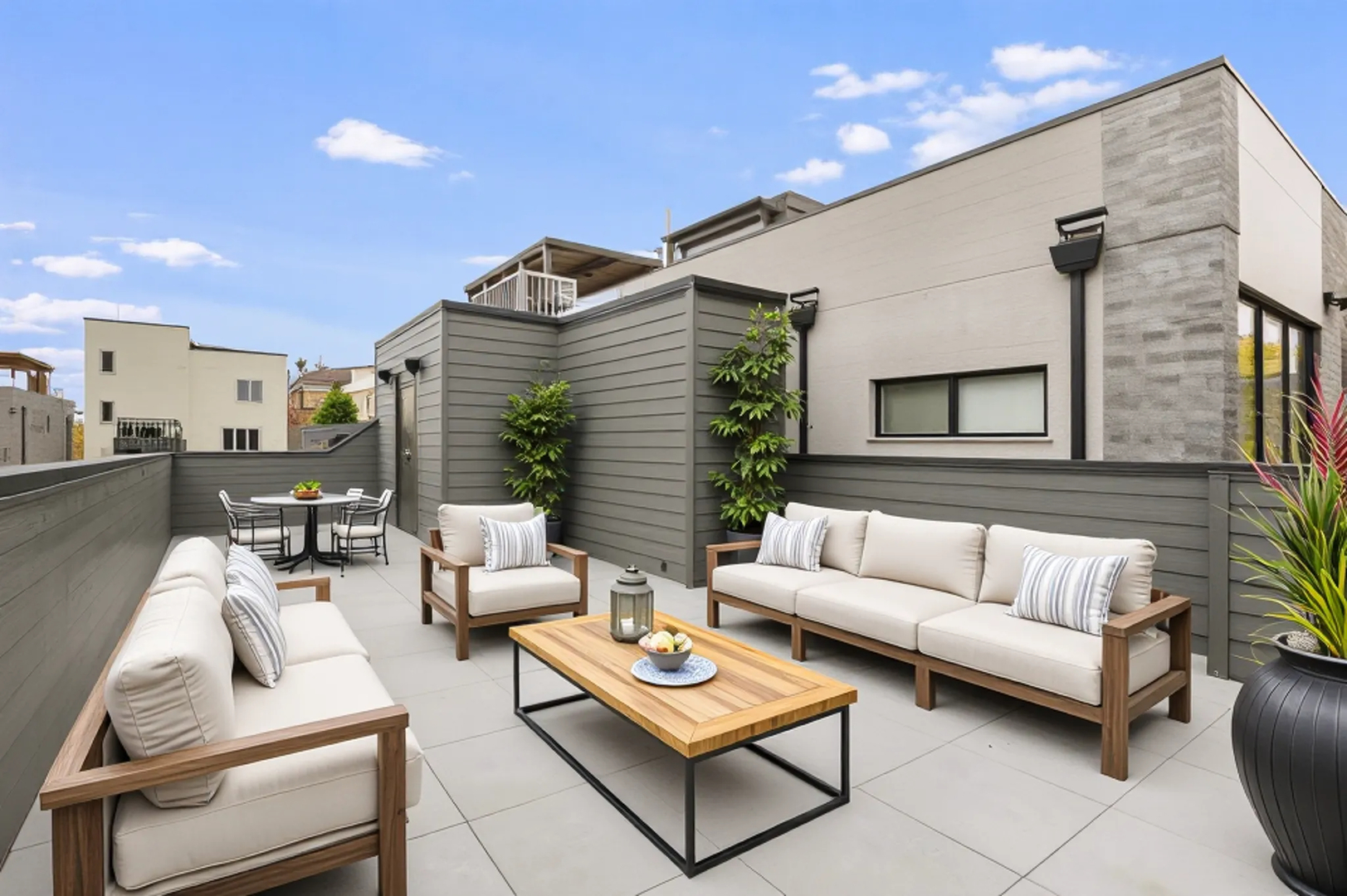 518 N Oakley Boulevard