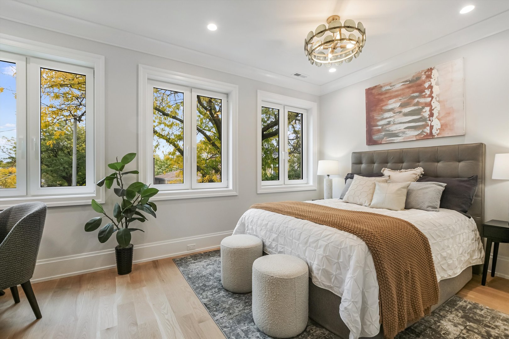 518 N Oakley Boulevard