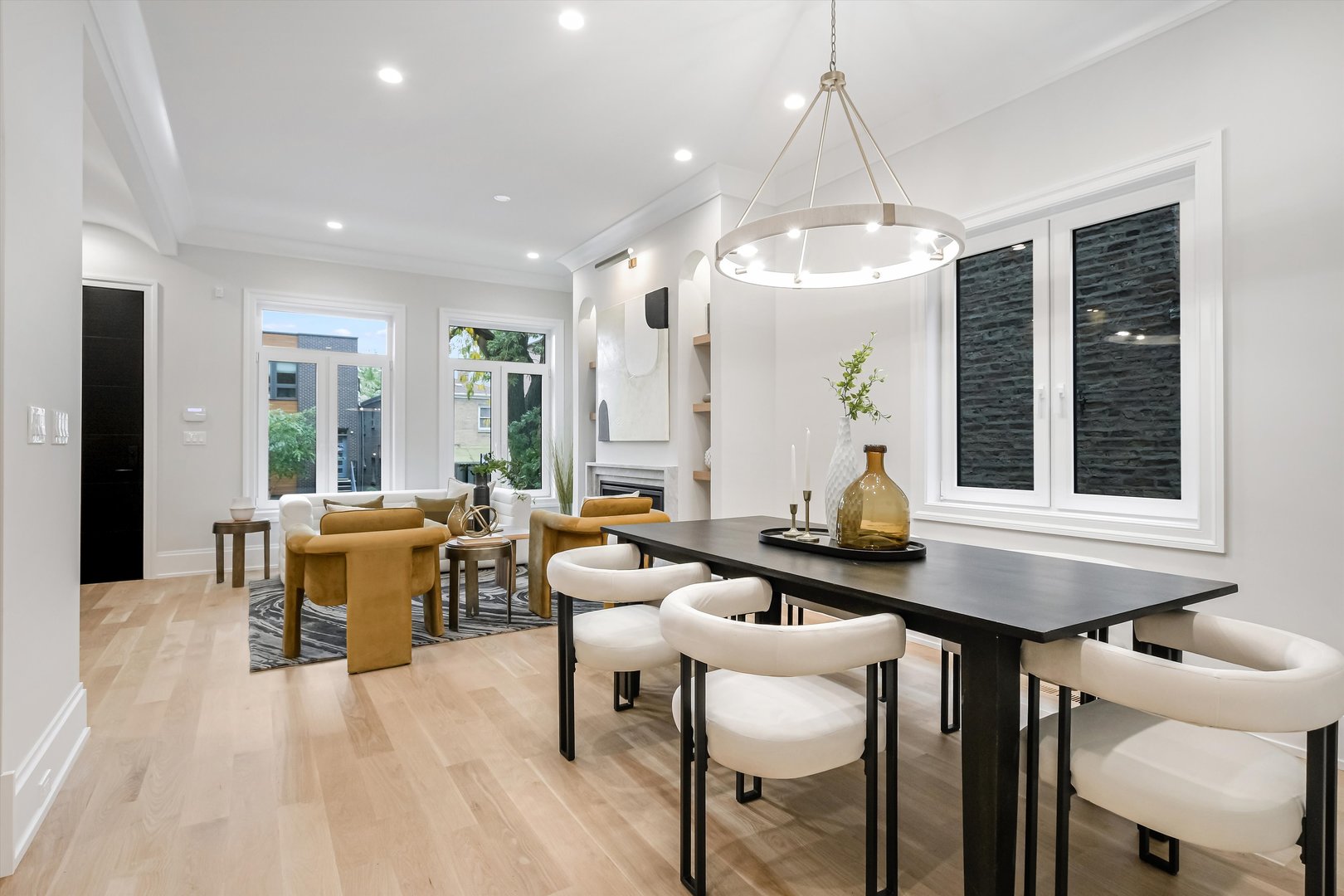 518 N Oakley Boulevard