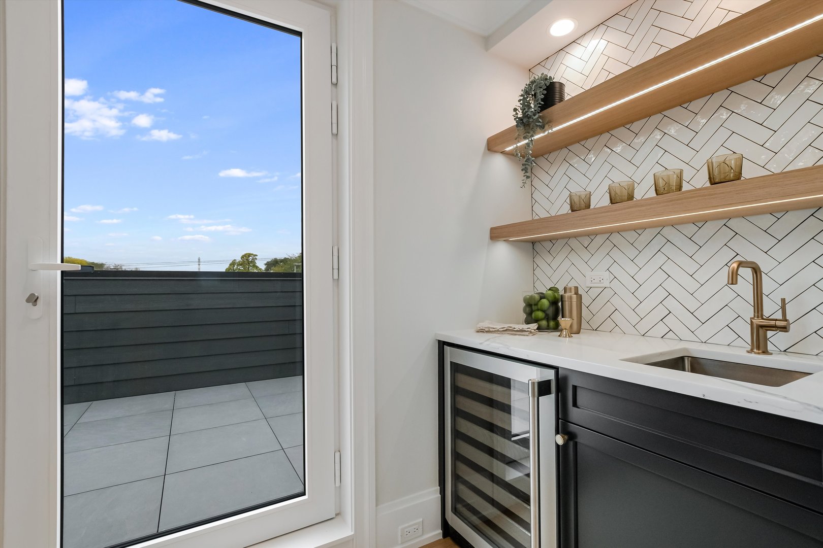 518 N Oakley Boulevard