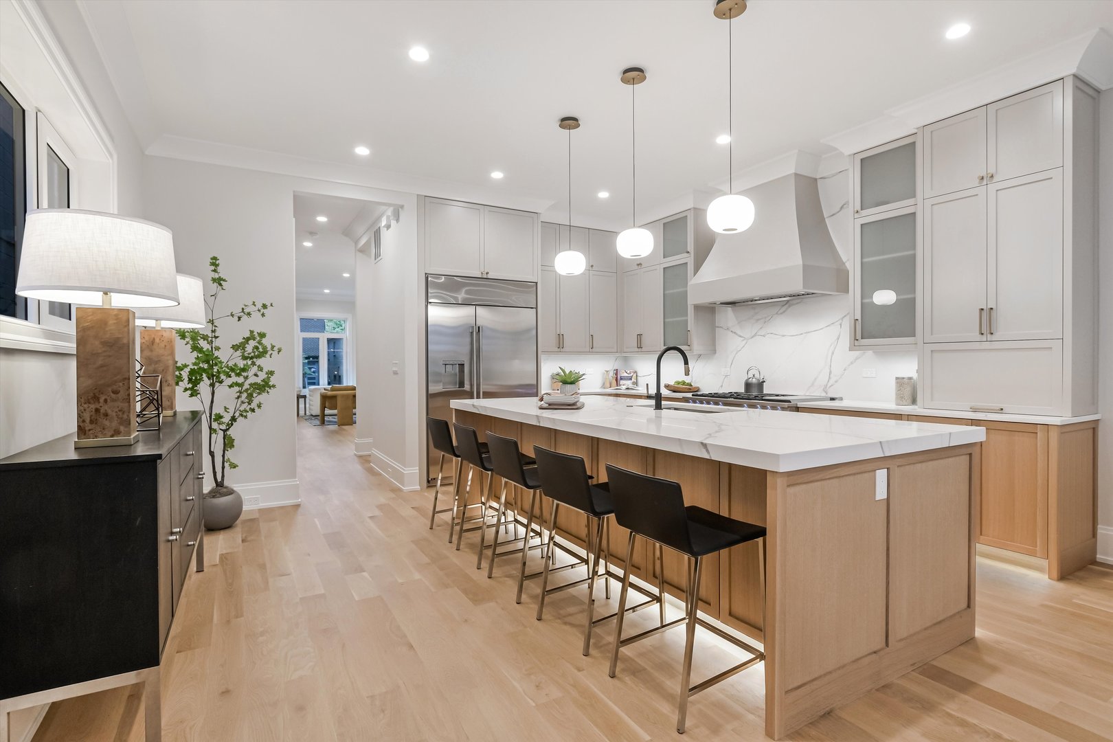 518 N Oakley Boulevard