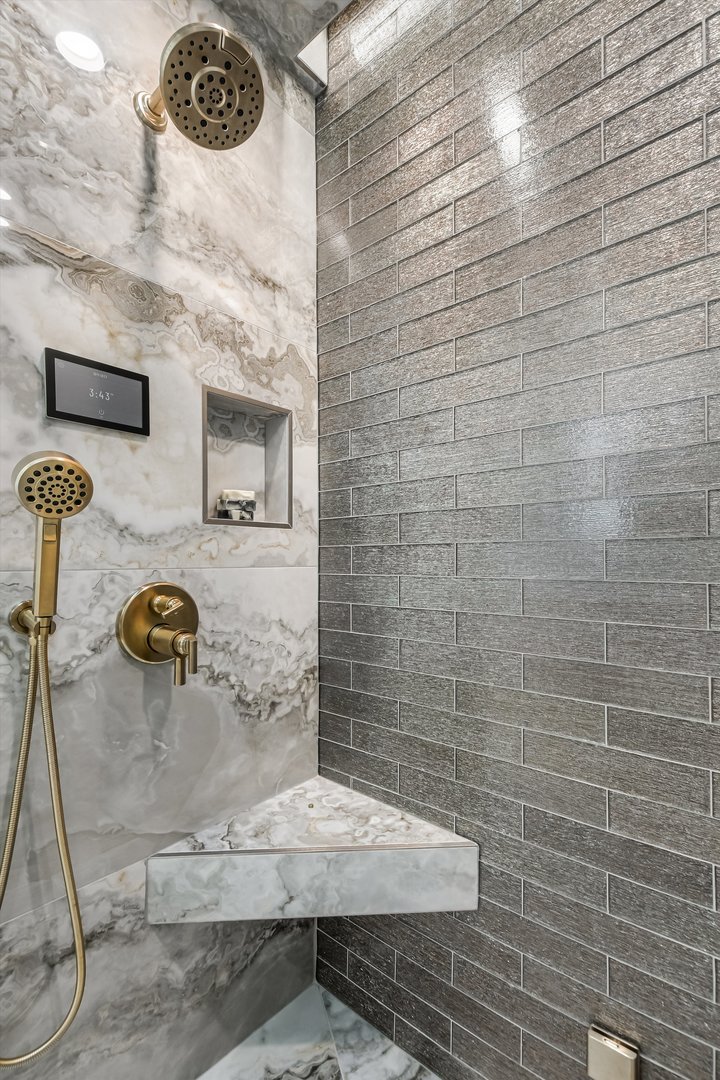 518 N Oakley Boulevard