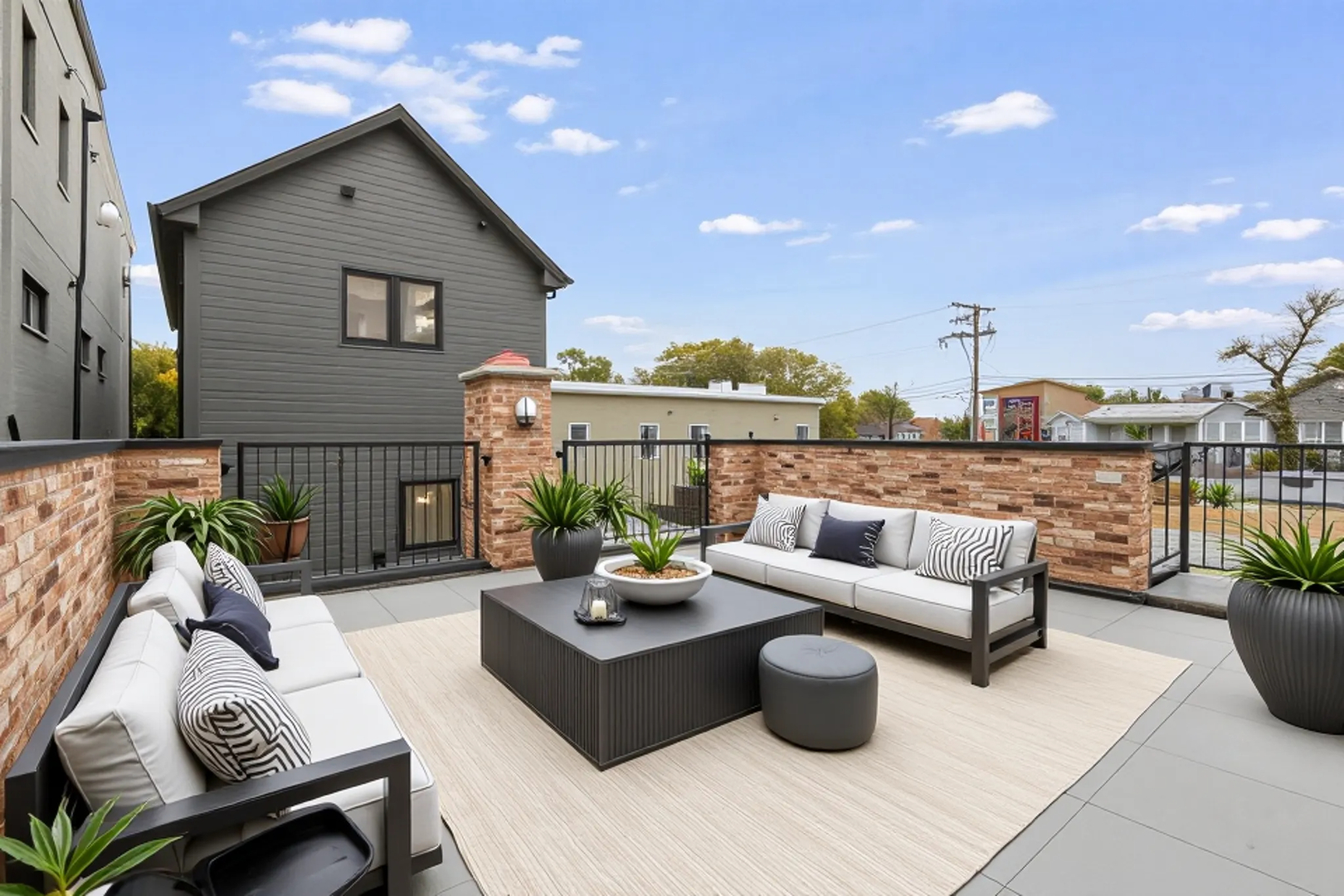 518 N Oakley Boulevard