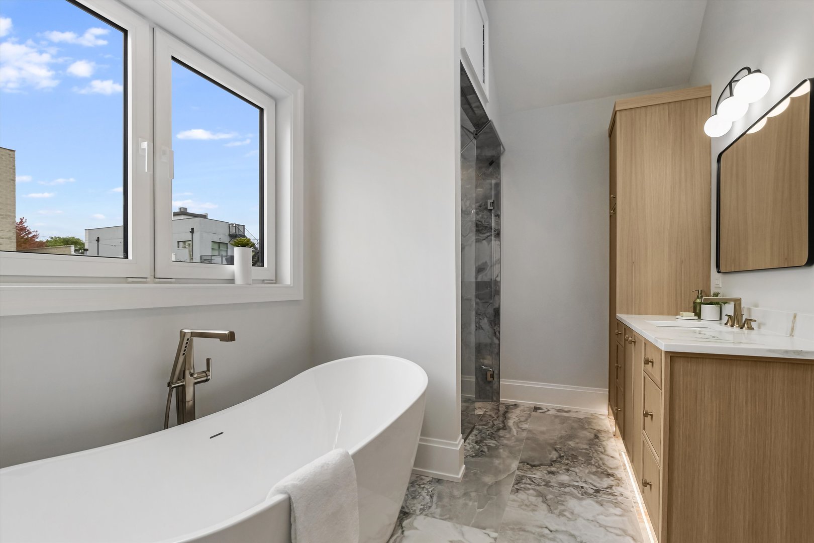 518 N Oakley Boulevard