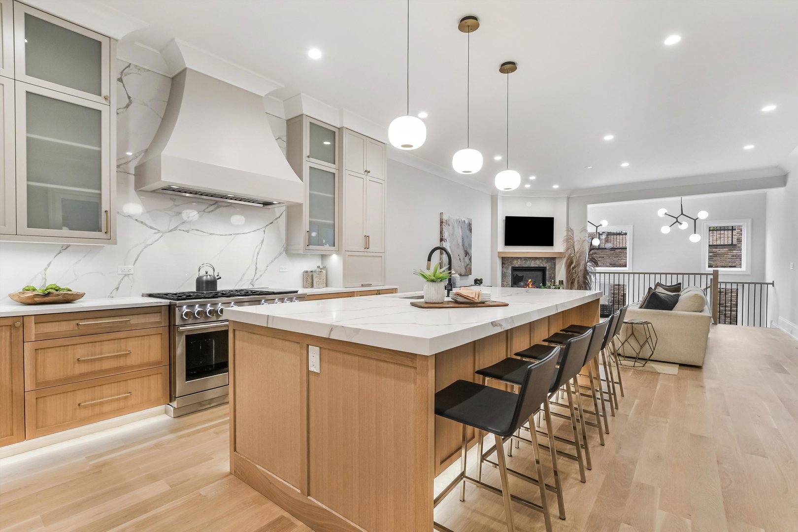 518 N Oakley Boulevard