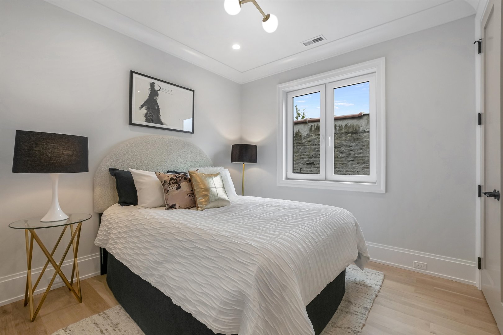 518 N Oakley Boulevard