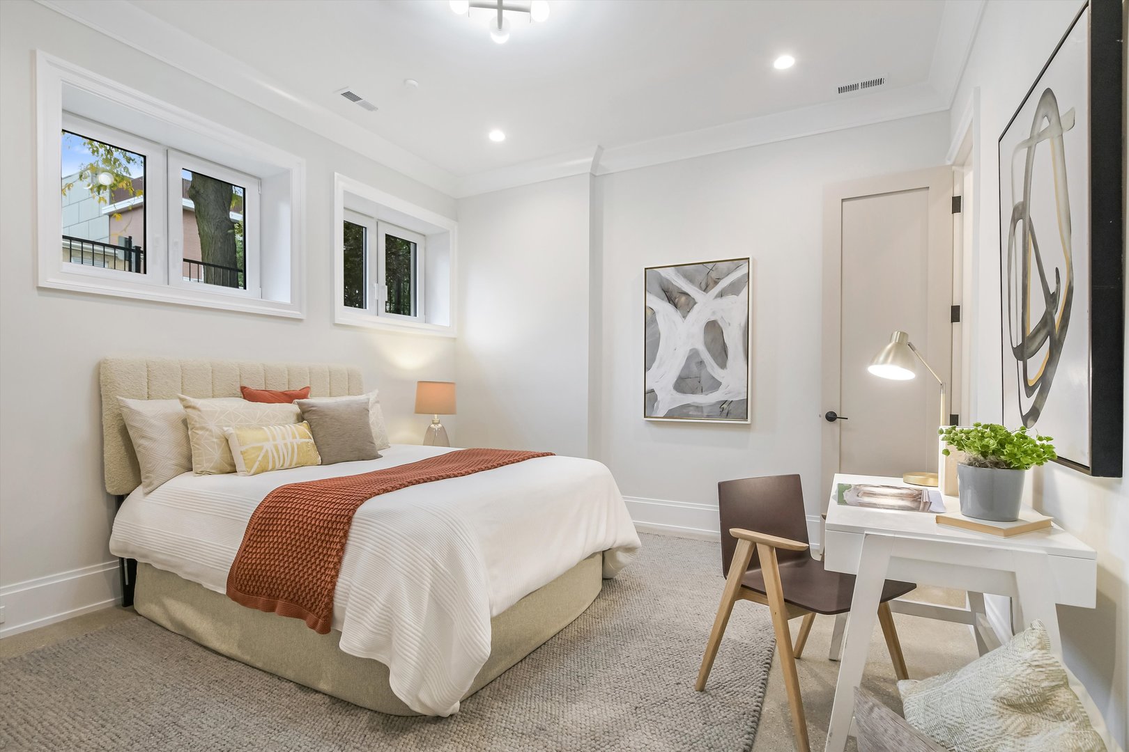 518 N Oakley Boulevard