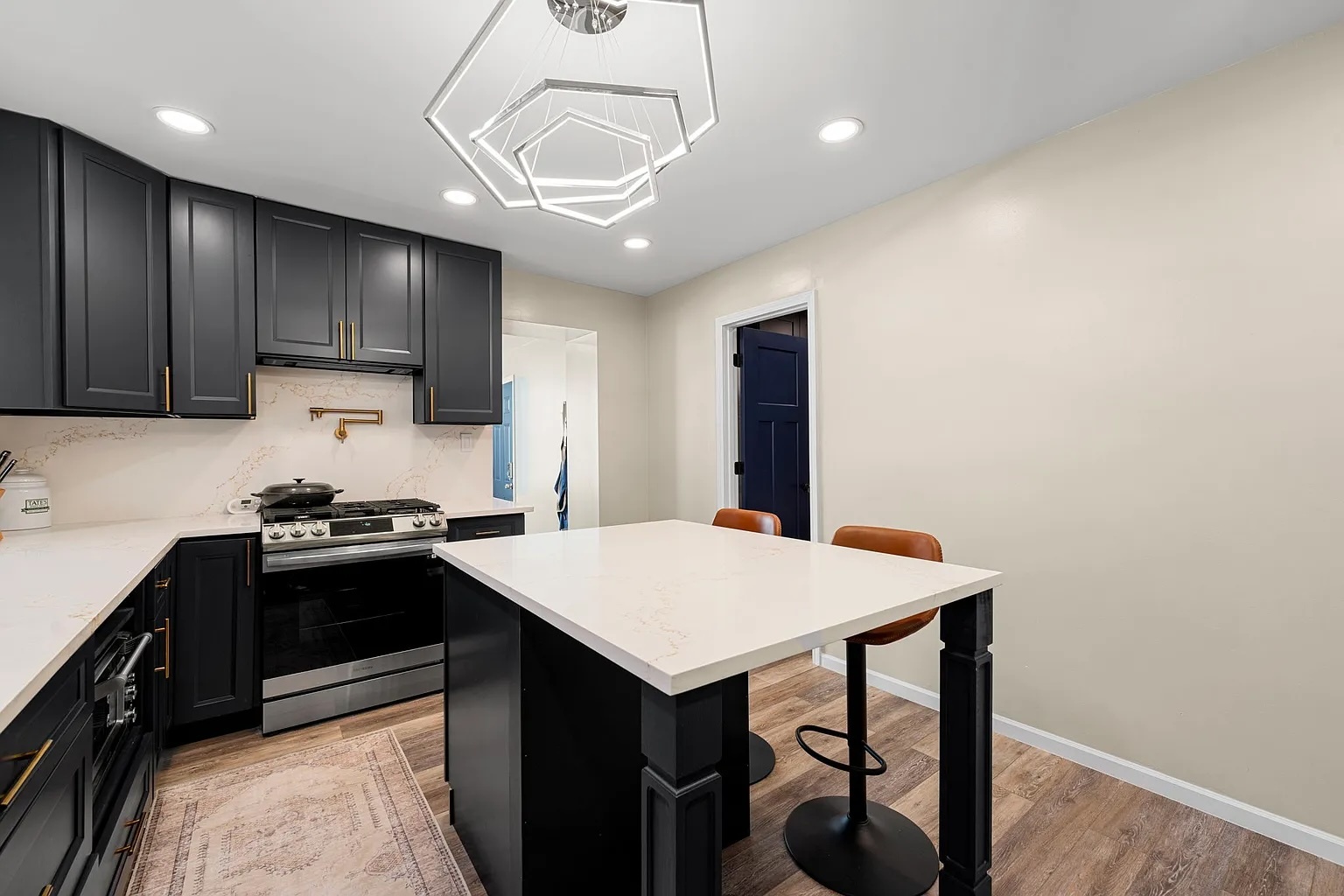 814 N Hermitage Avenue