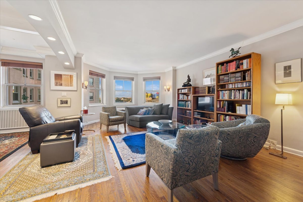 5555 N SHERIDAN Road Unit: 609