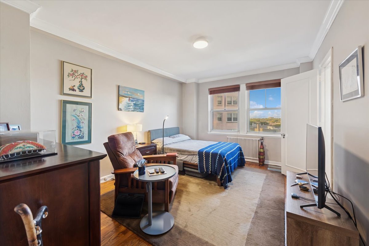 5555 N SHERIDAN Road Unit: 609