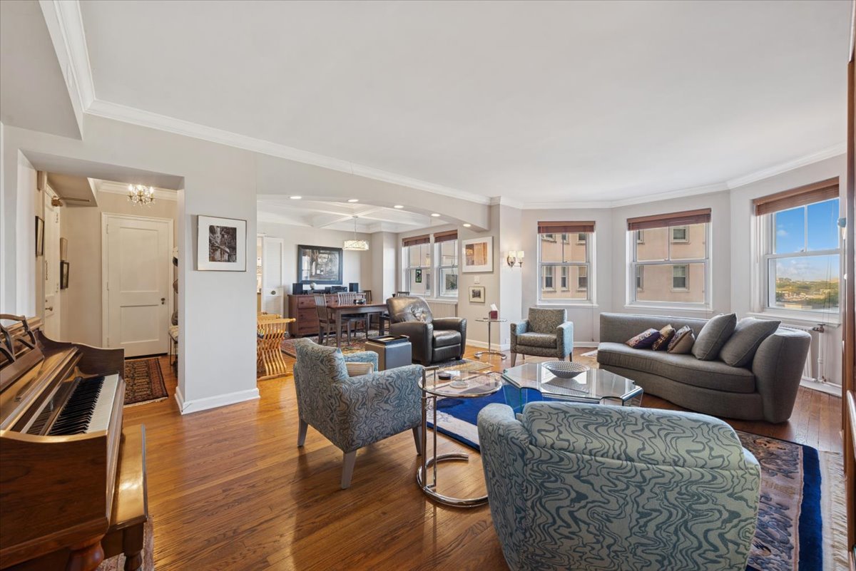 5555 N SHERIDAN Road Unit: 609