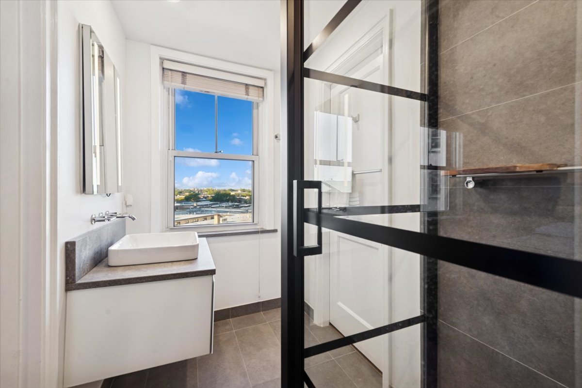 5555 N SHERIDAN Road Unit: 609