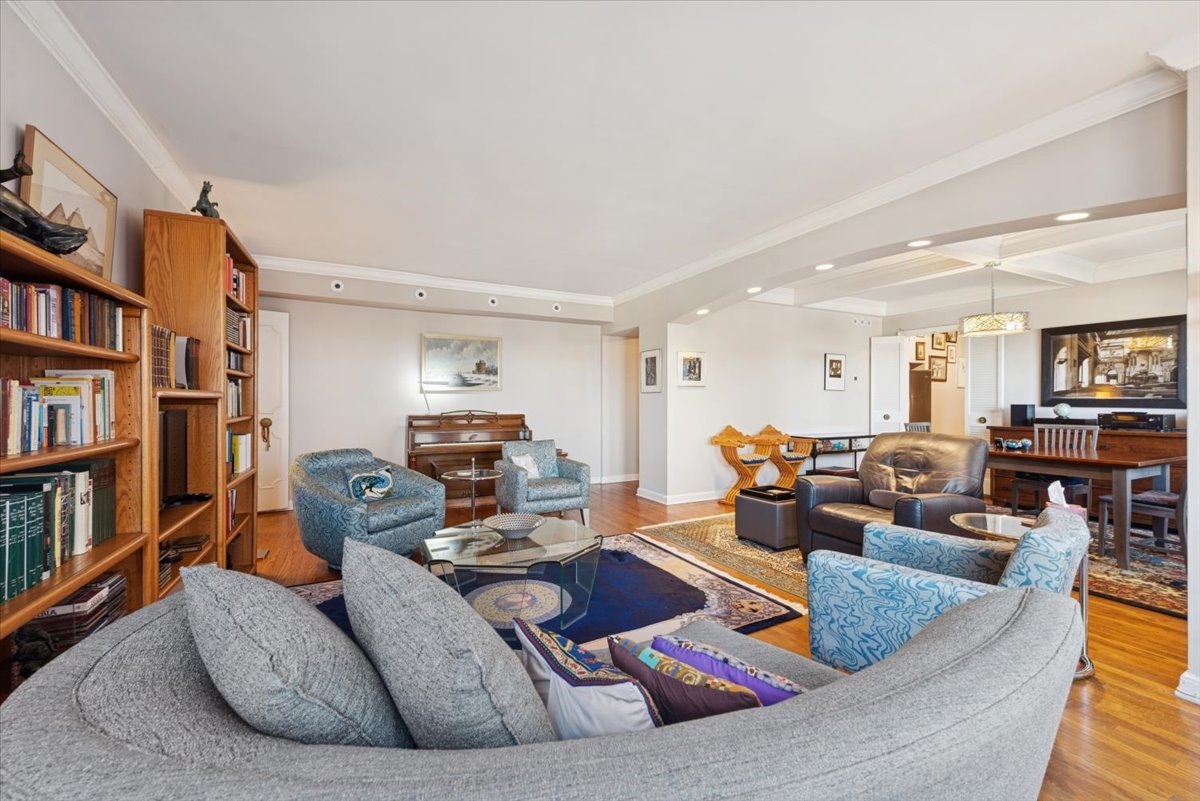 5555 N SHERIDAN Road Unit: 609