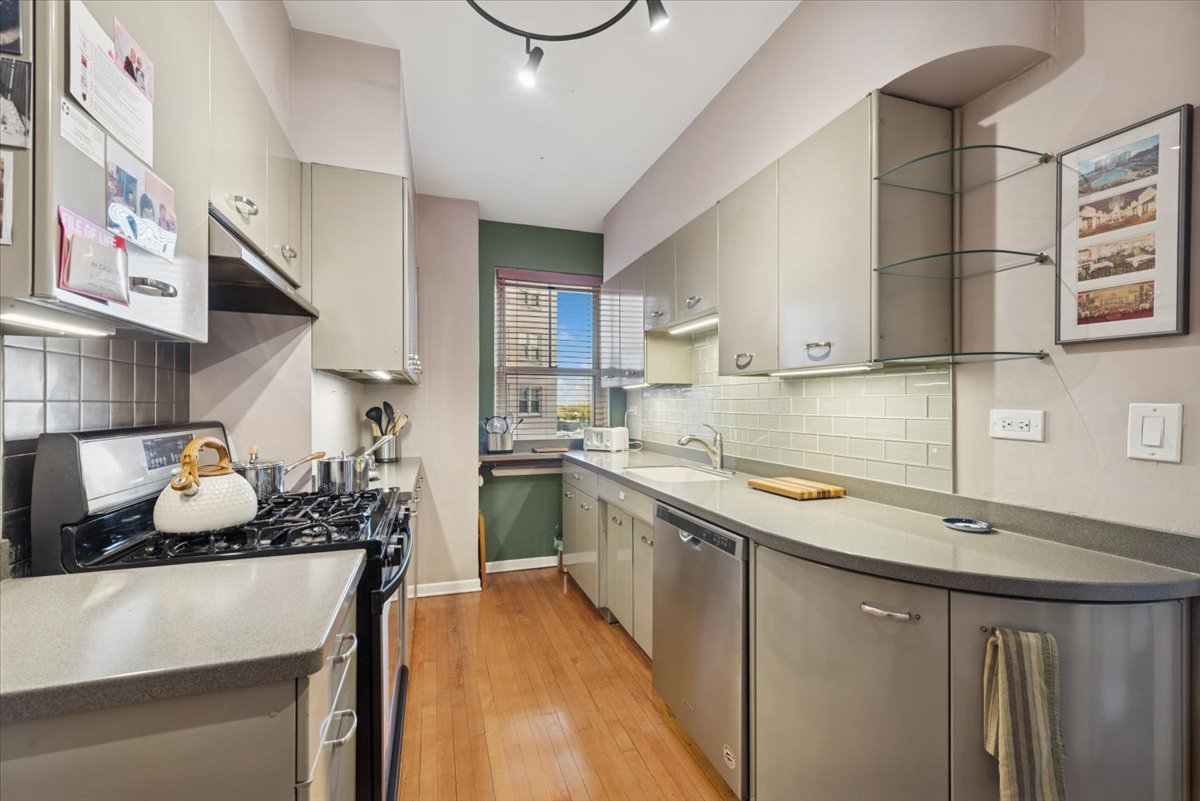 5555 N SHERIDAN Road Unit: 609