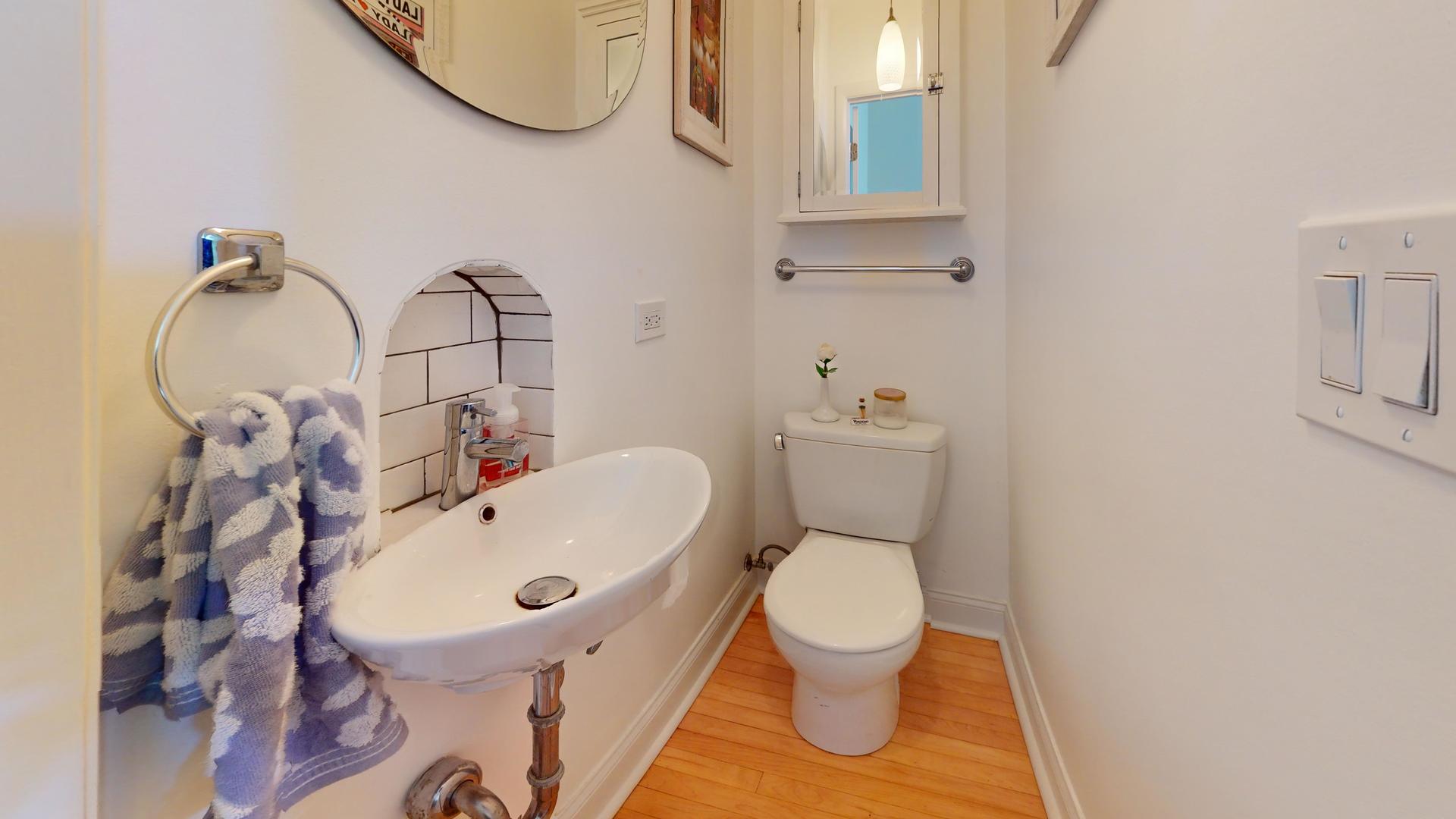 3233 N Wilton Avenue Unit: 2