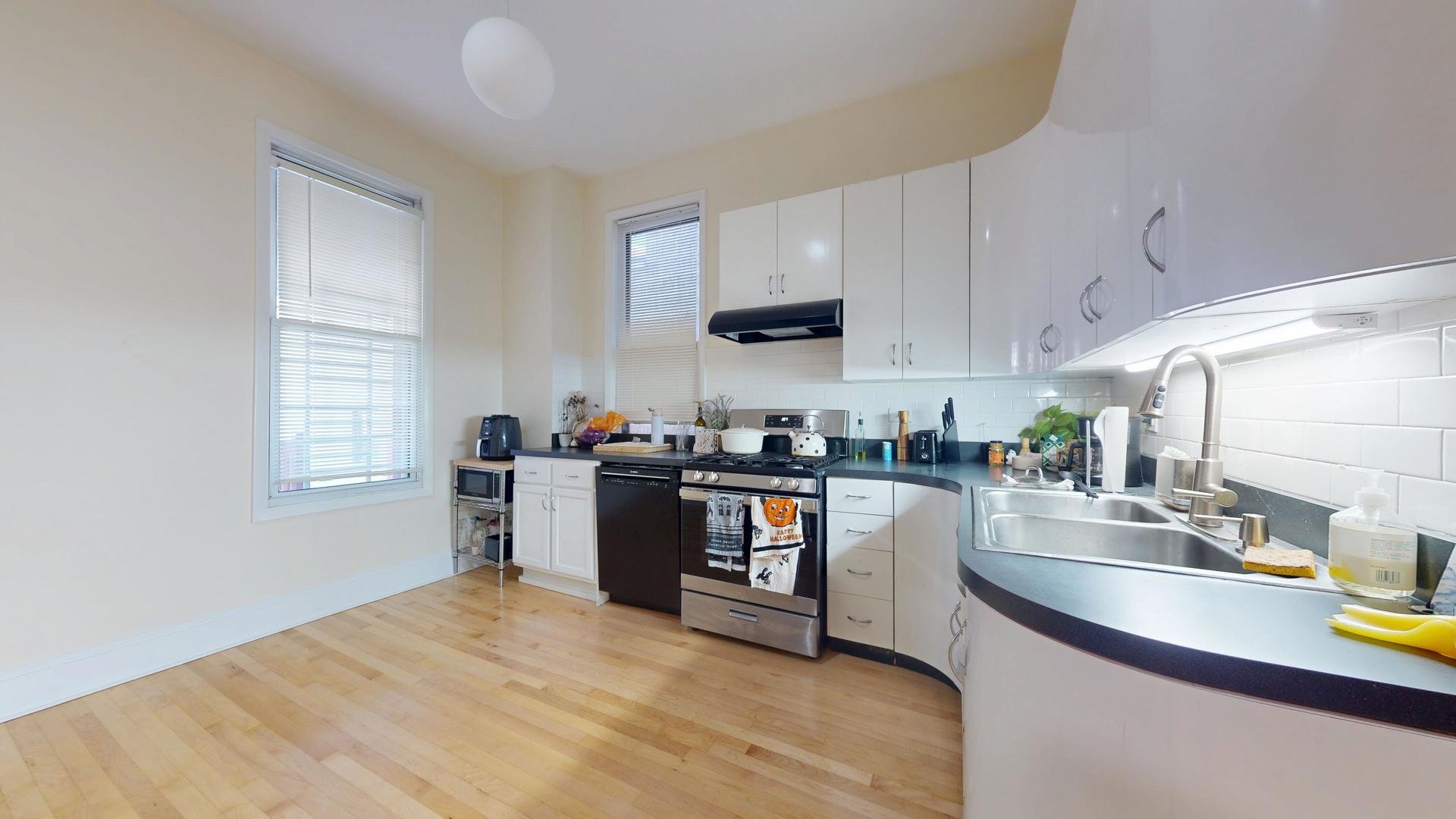 3233 N Wilton Avenue Unit: 2