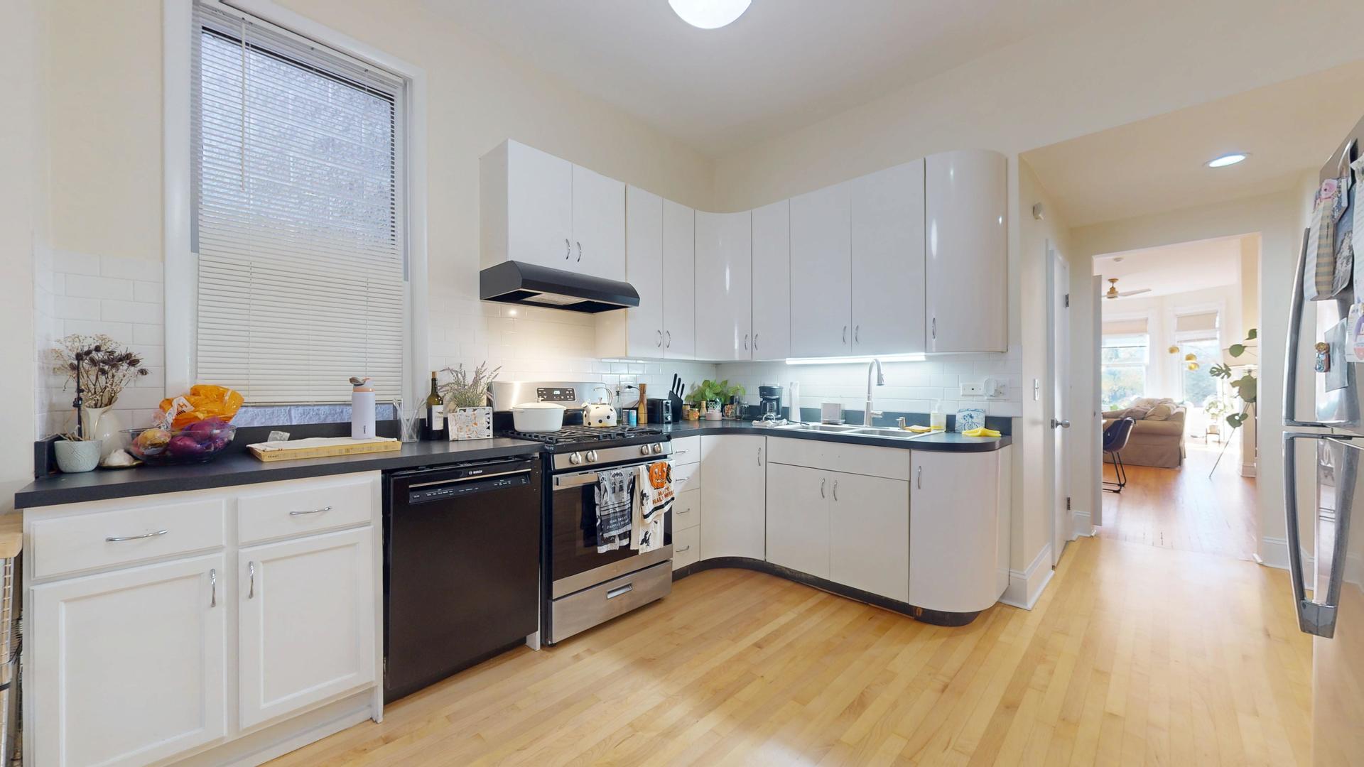 3233 N Wilton Avenue Unit: 2