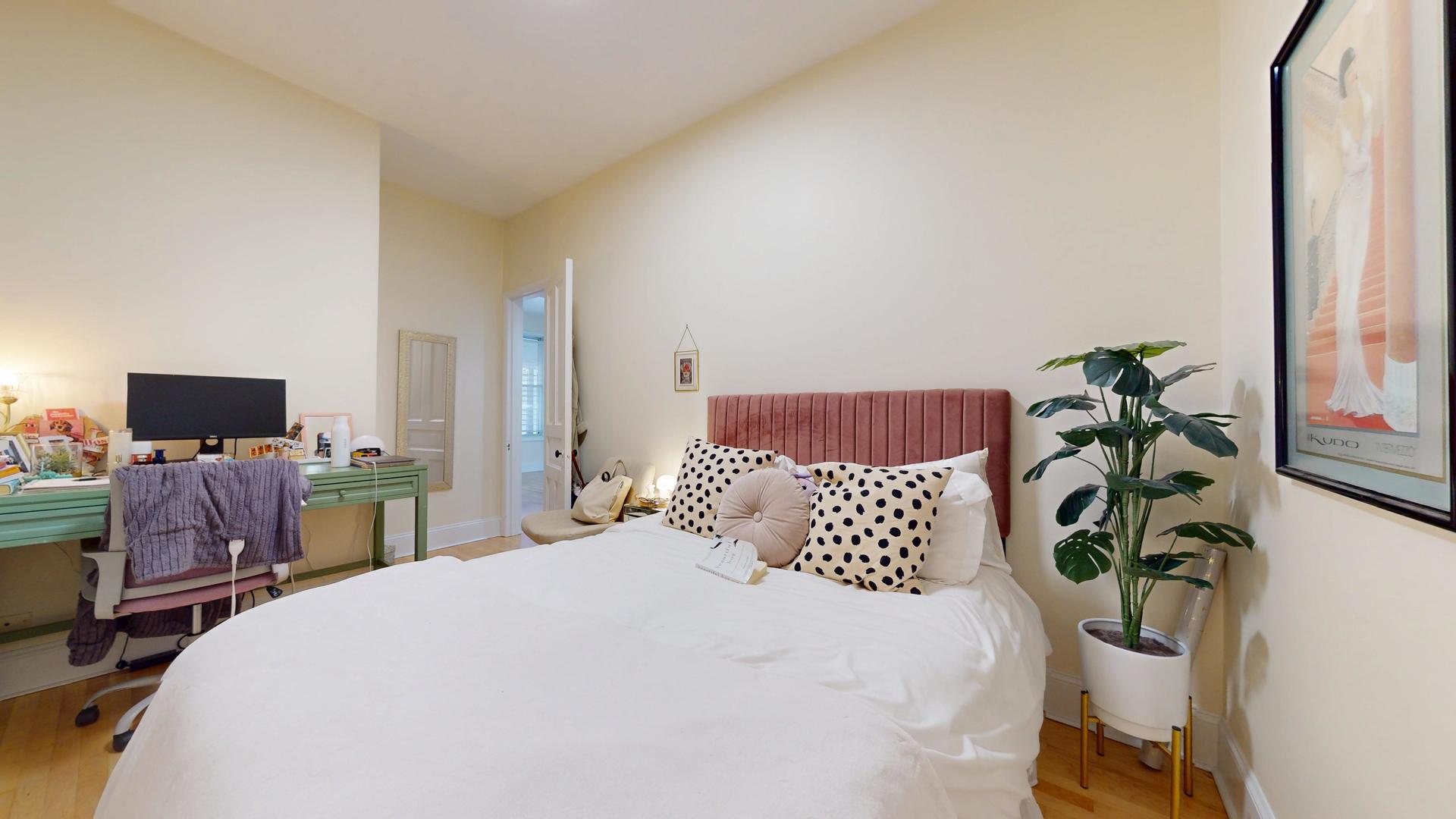 3233 N Wilton Avenue Unit: 2