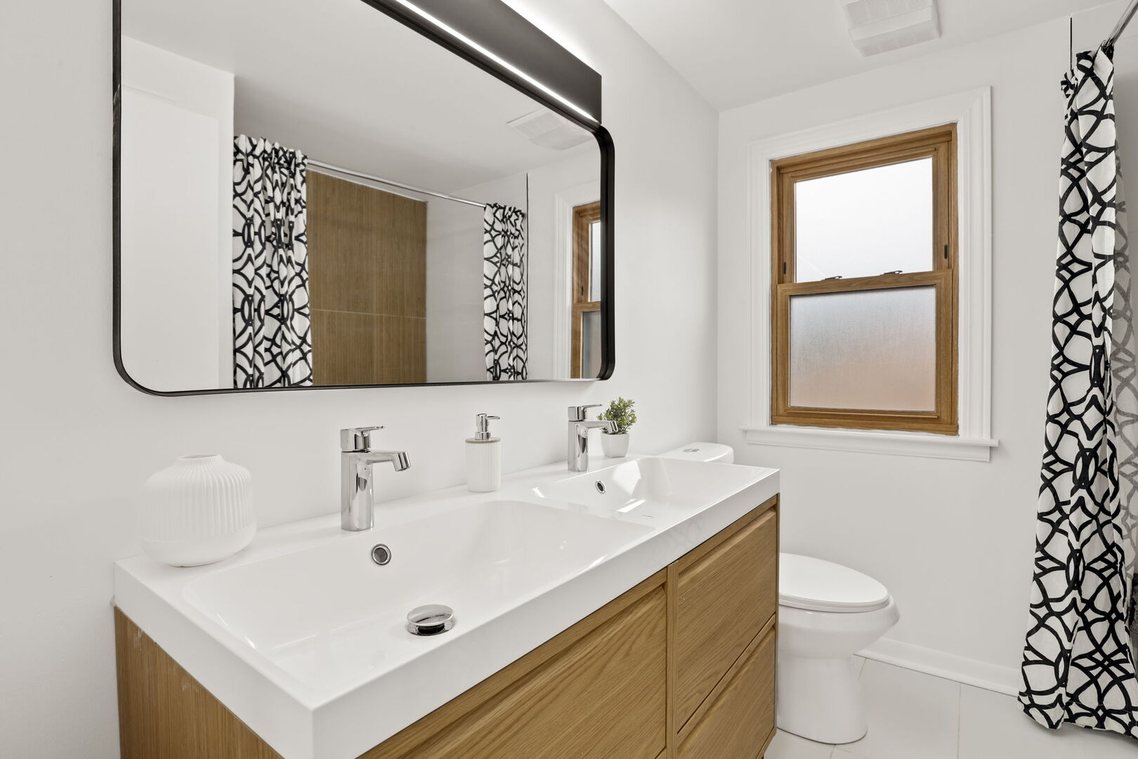 5828 N Melvina Avenue