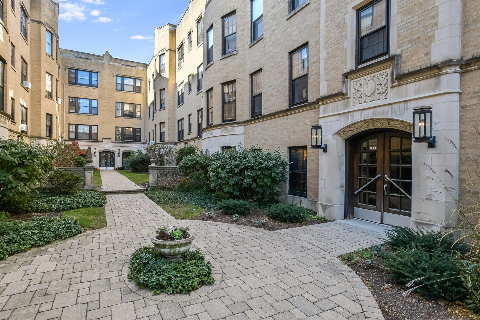832 MICHIGAN Avenue Unit: 3G