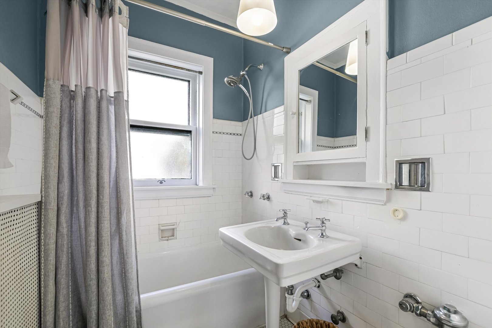 832 MICHIGAN Avenue Unit: 3G