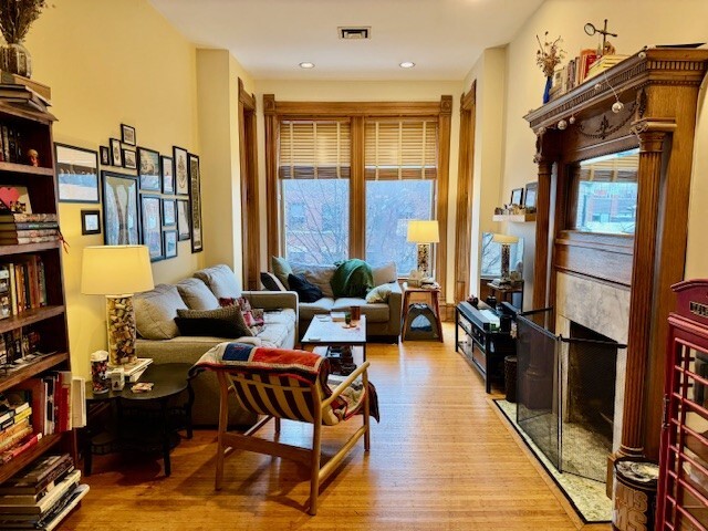 623 W BELDEN Avenue Unit: 2