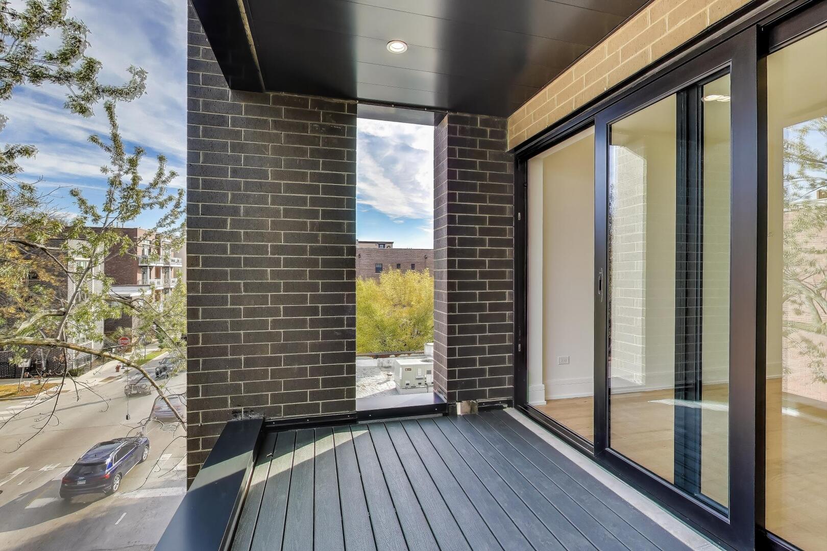 2307 W Foster Avenue Unit: 3