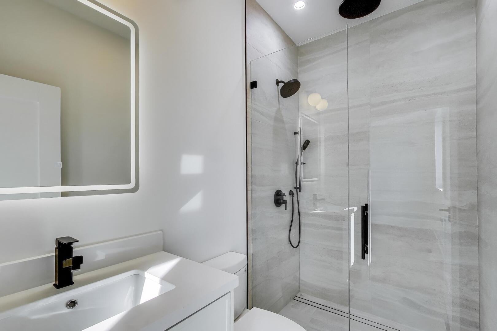 2307 W Foster Avenue Unit: 3