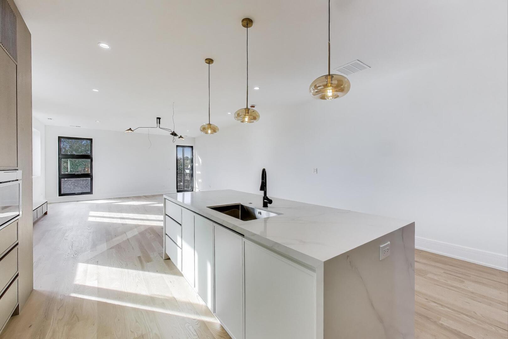 2307 W Foster Avenue Unit: 3