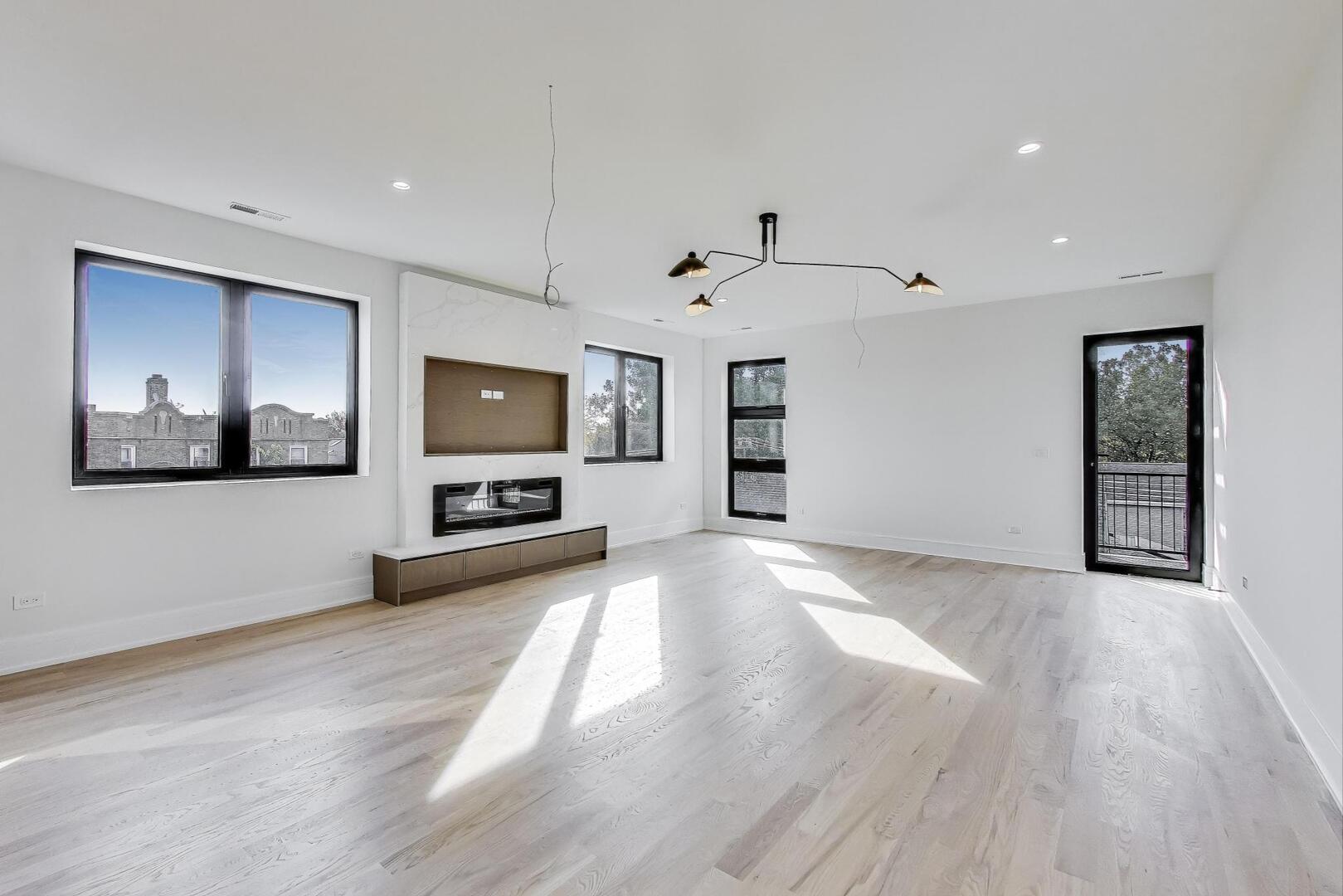 2307 W Foster Avenue Unit: 3