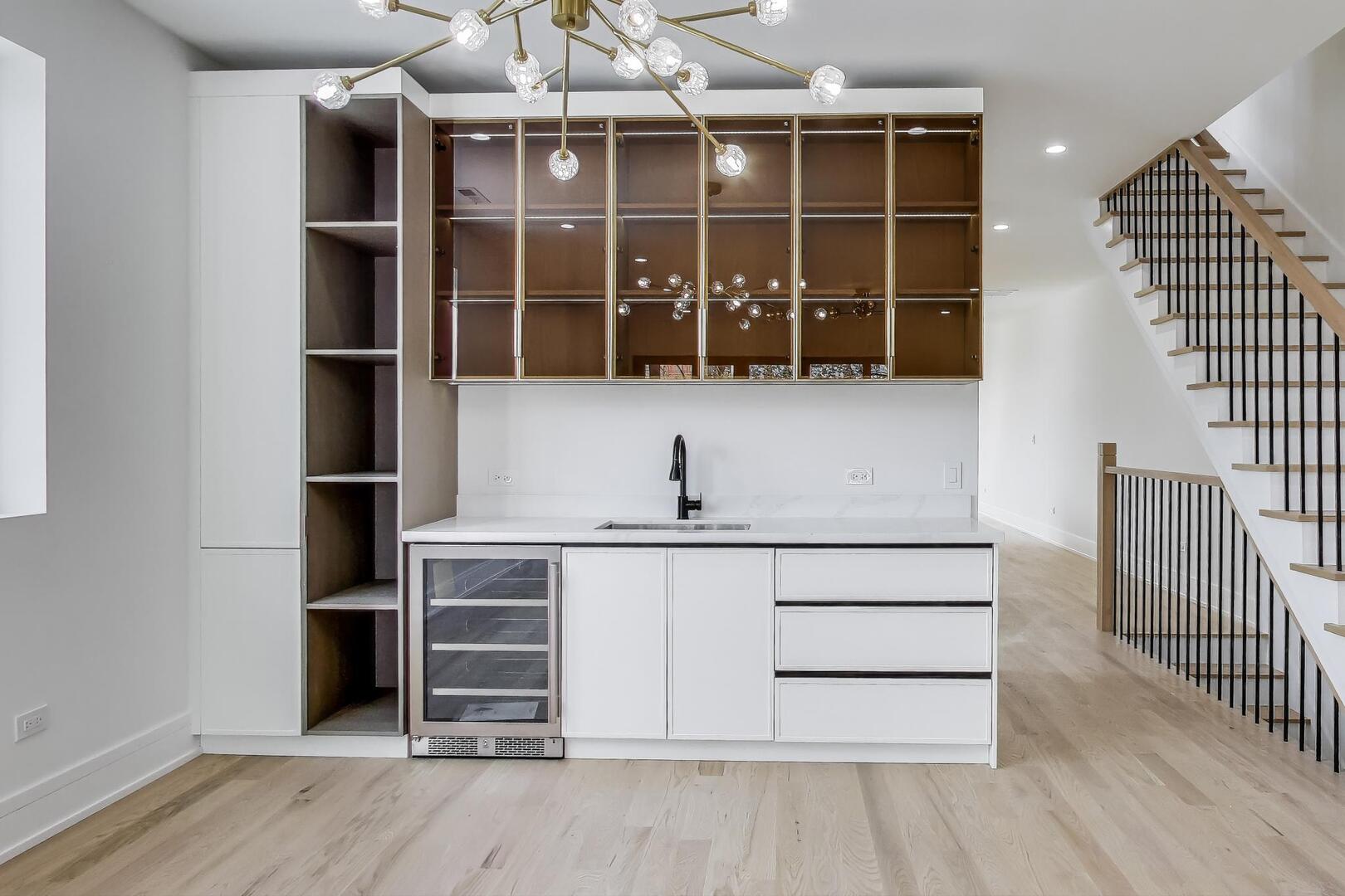 2307 W Foster Avenue Unit: 3