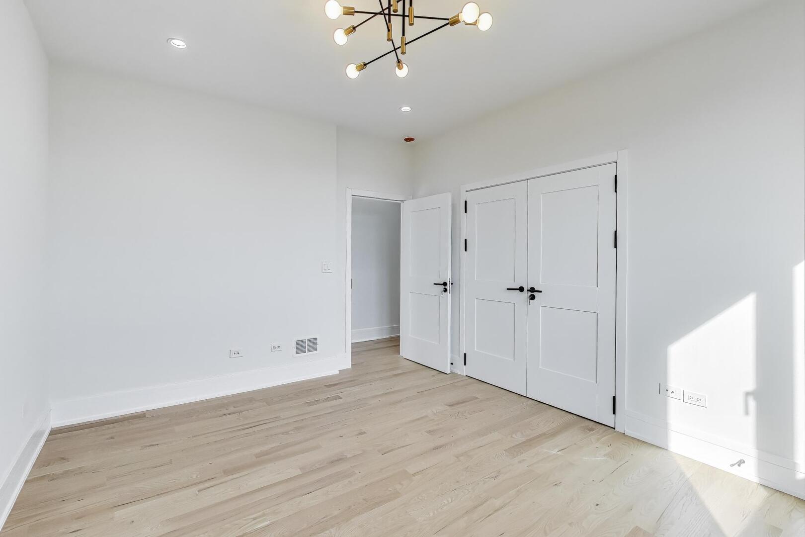 2307 W Foster Avenue Unit: 3