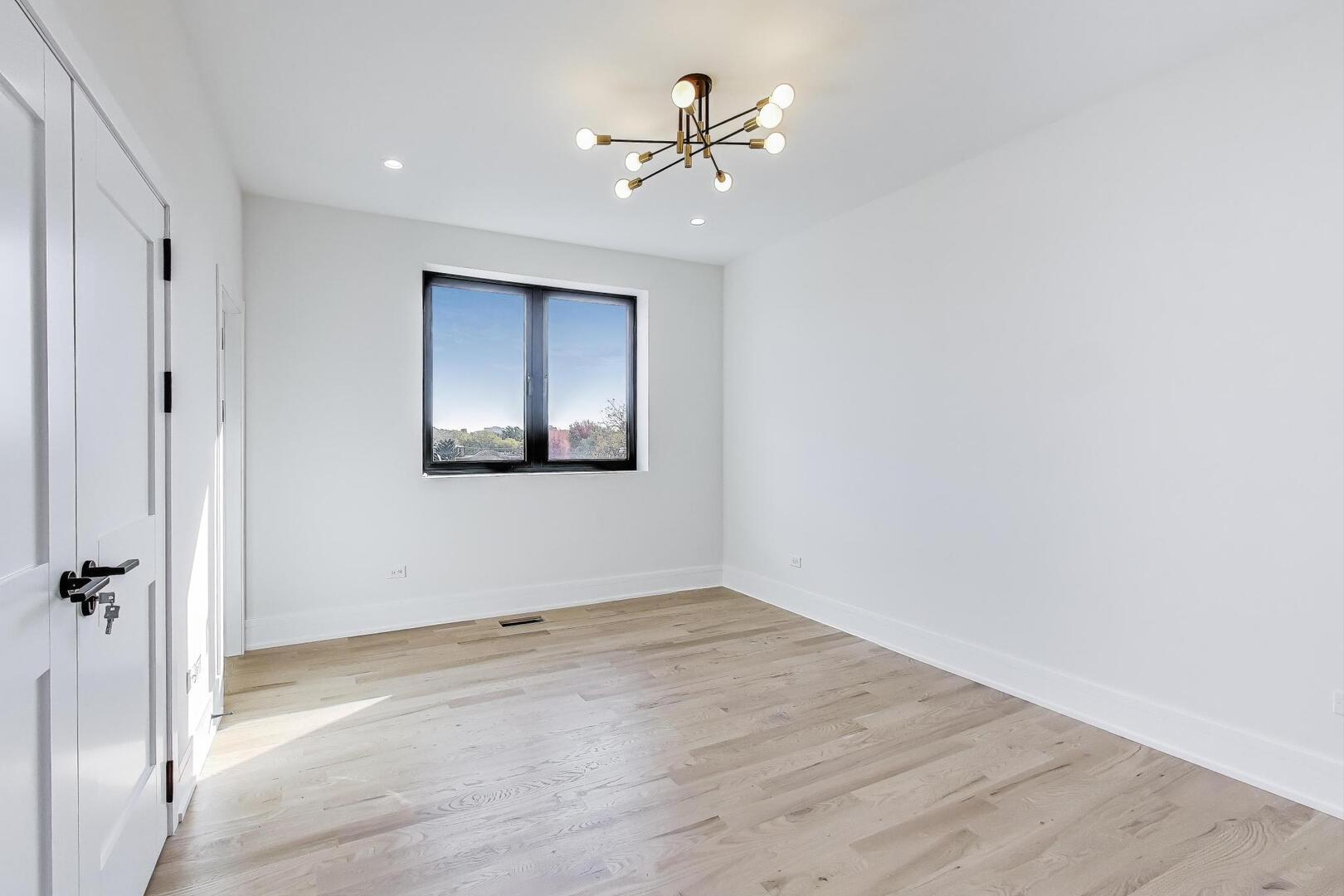 2307 W Foster Avenue Unit: 3