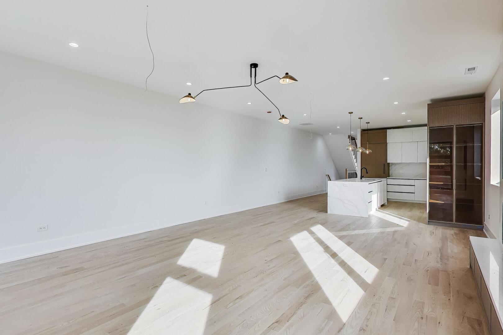 2307 W Foster Avenue Unit: 3