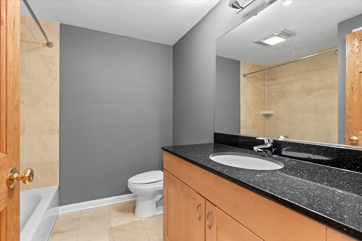 1523 N ASHLAND Avenue Unit: 2