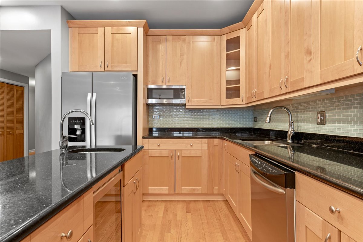 1523 N ASHLAND Avenue Unit: 2