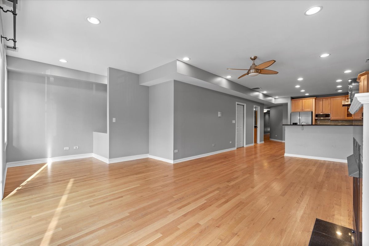 1523 N ASHLAND Avenue Unit: 2