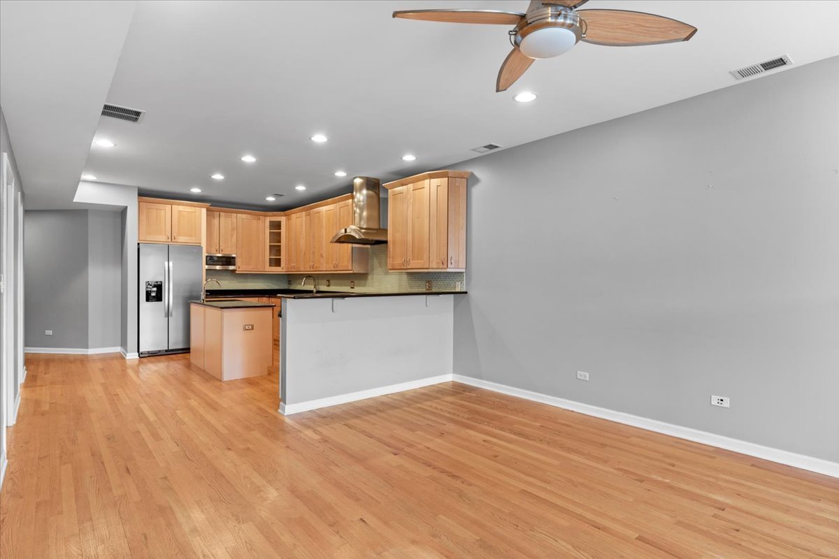 1523 N ASHLAND Avenue Unit: 2