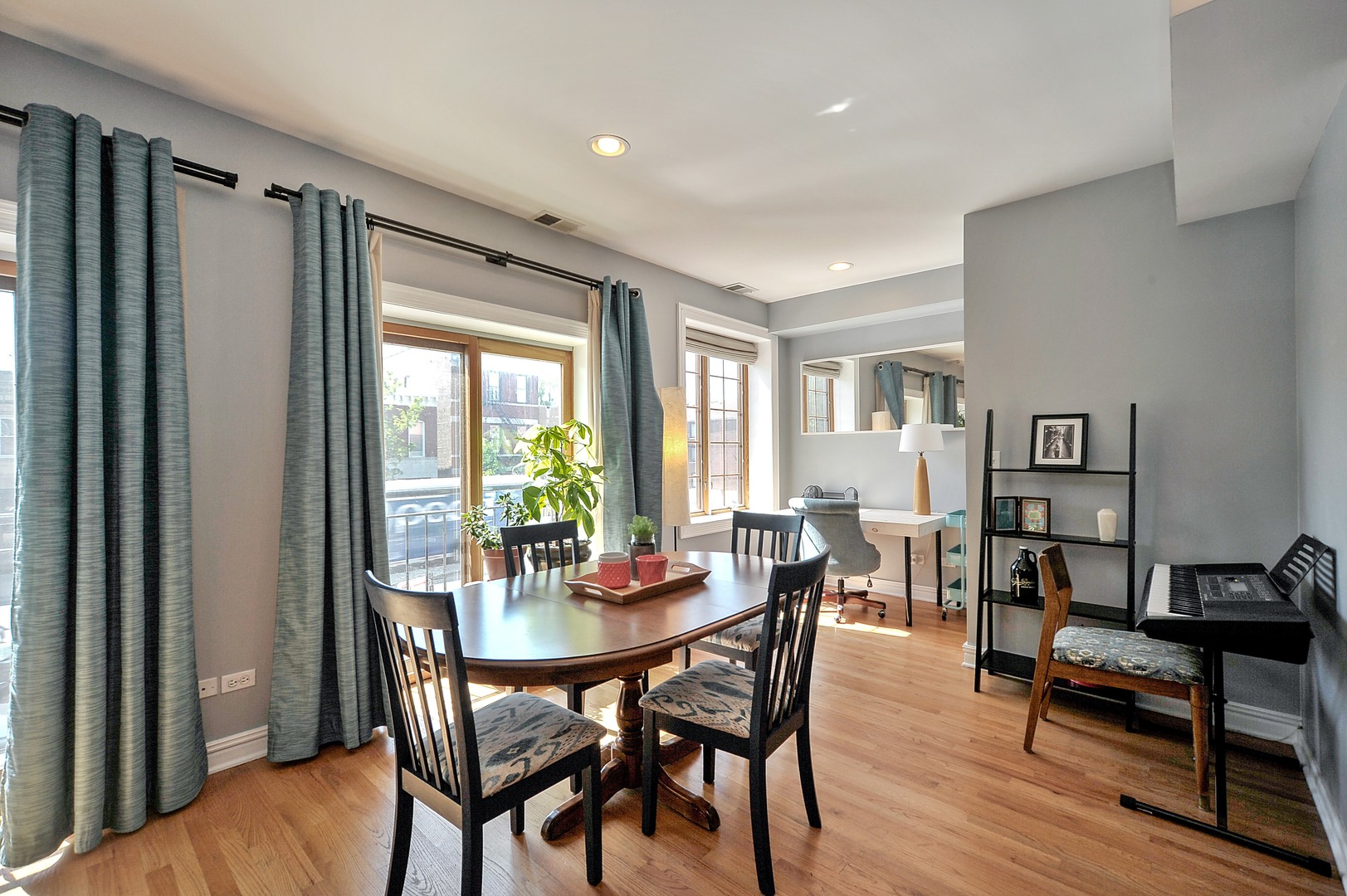 1523 N ASHLAND Avenue Unit: 2