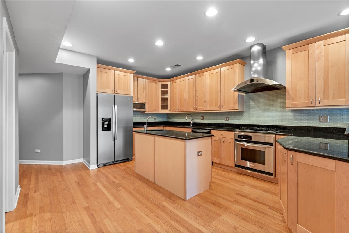 1523 N ASHLAND Avenue Unit: 2