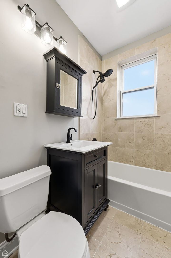 2303 W WINONA Street Unit: 2E