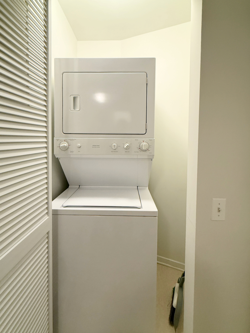 900 N KINGSBURY Street Unit: 942