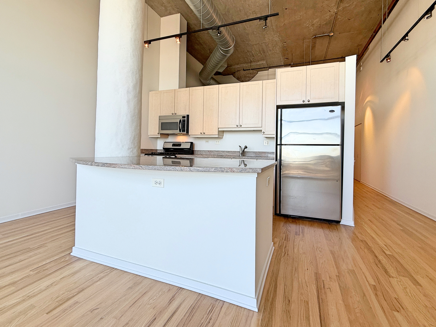 900 N KINGSBURY Street Unit: 942