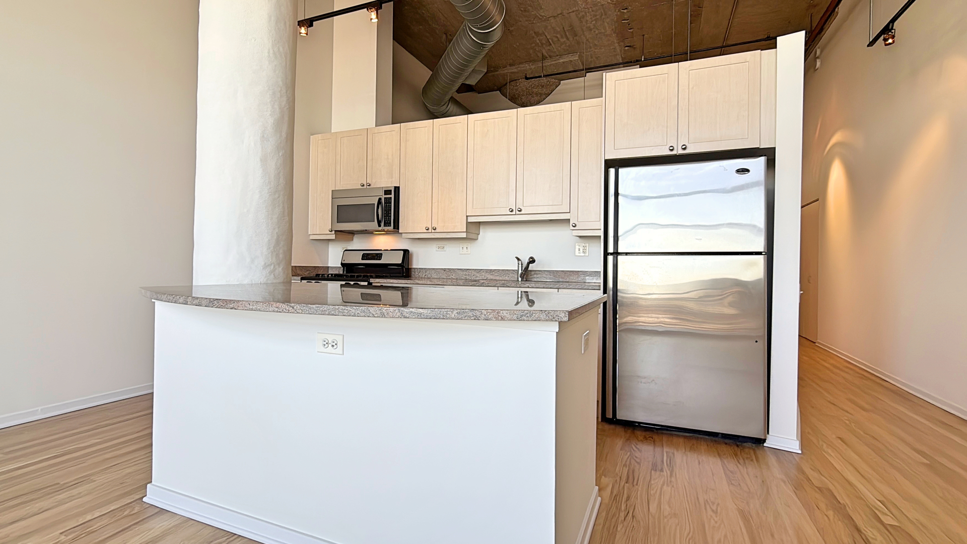 900 N KINGSBURY Street Unit: 942