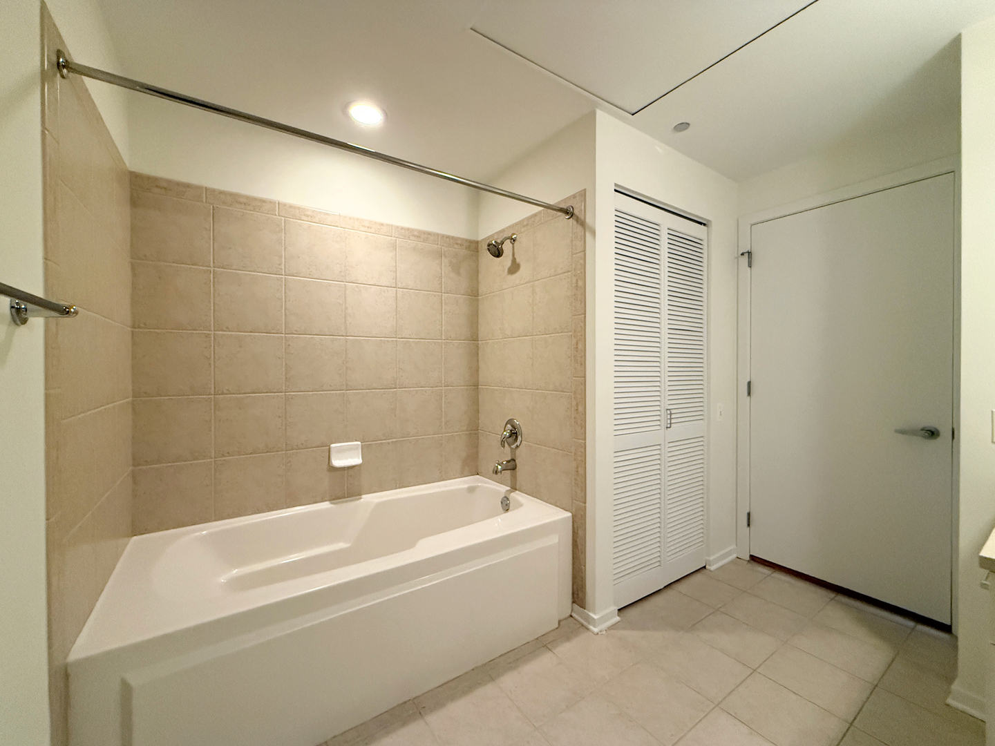 900 N KINGSBURY Street Unit: 942